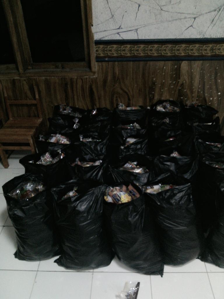 funbike_bgr's tweet photo. Anak2 Komunitas Ambisy n anak2 Pramuka lg assik packing2 snack.. ☺ http://t.co/TFTIuVQR5m