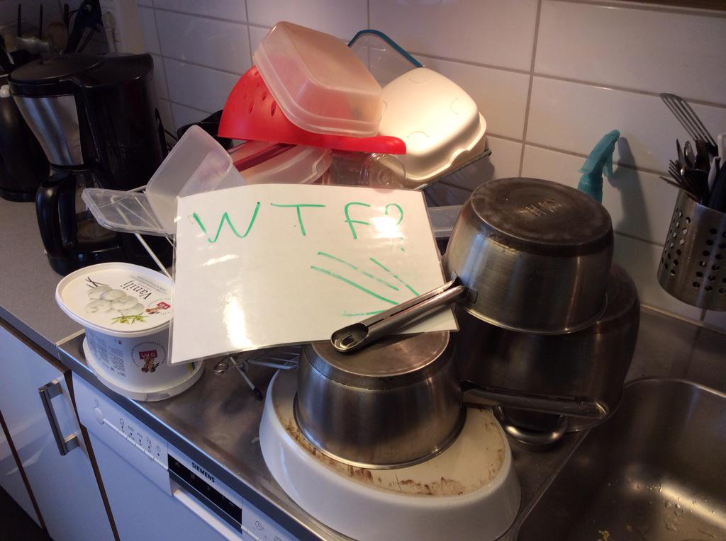 malinsofia's tweet photo. Kommunikationen i korren. WTF? Vem är den anonyma diskaren och vem FAN kan inte plocka undan??! :) http://t.co/LezUnfv7Mt