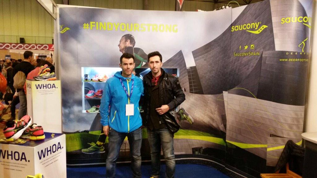 Grata visita la de hoy con <a href="/josebabeloki/">Joseba BELOKI</a> en nuestro stand de la <a href="/MaratonSevilla/">Zurich Maratón de Sevilla</a>. Se agradece crack!! 👌