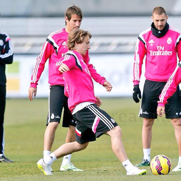 IkerCasillas's tweet photo. Esta semana ha vuelto a tocar balón #LukaModric. Muy contentos de tenerle aquí...! Ánimo Luka, ya queda menos! http://t.co/oZhUtEzgv3