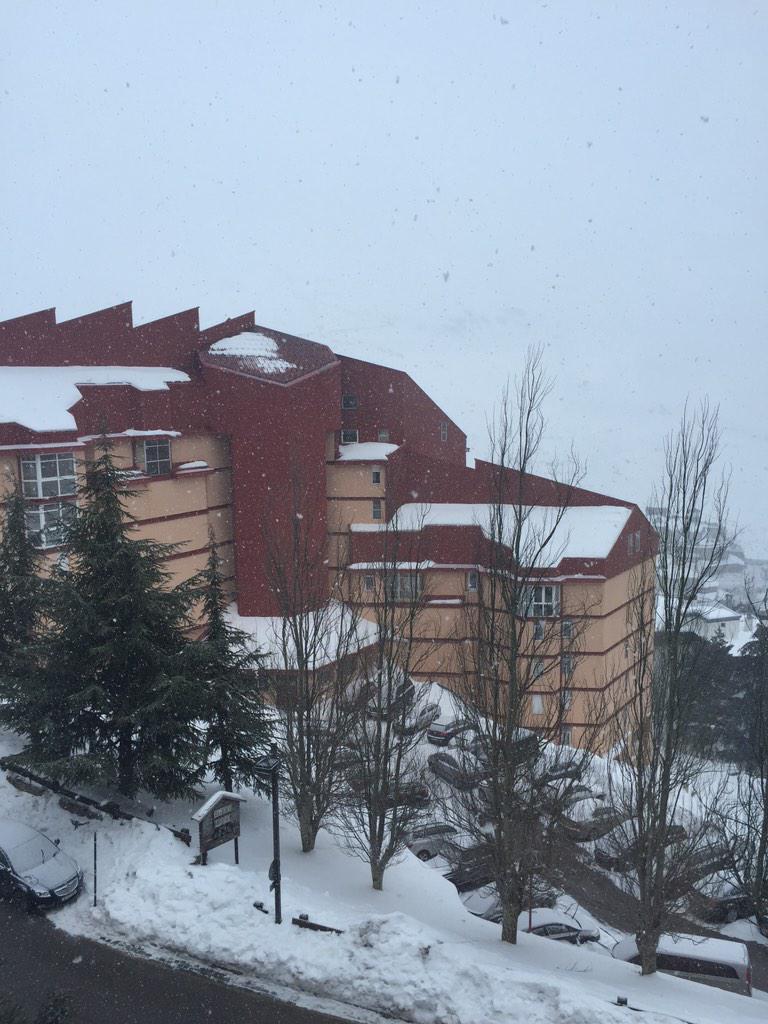 belenvillato's tweet photo. Nevando cocaina @mdhello @Therigoca @_ManuMora @guillevaz1995 @PatriiVg http://t.co/ANjI8bMRzH