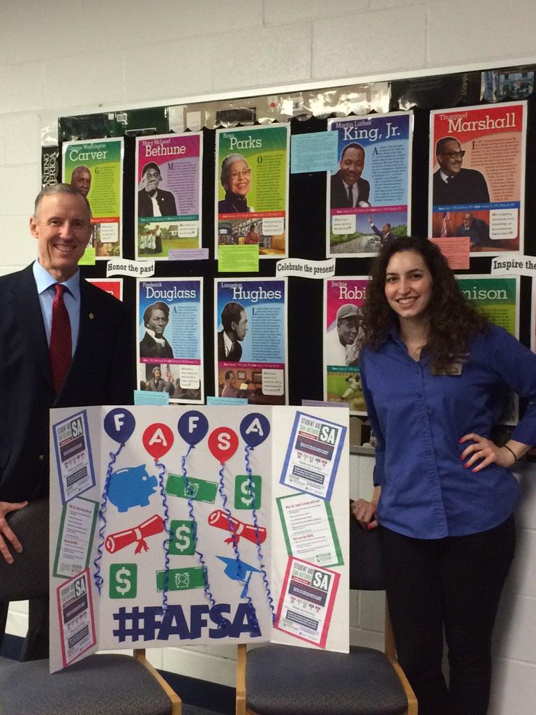 StudentAidSA's tweet image. Thanks @d10gallagher for stopping by our event at #MacArthur and supporting our students! #FundYourFuture