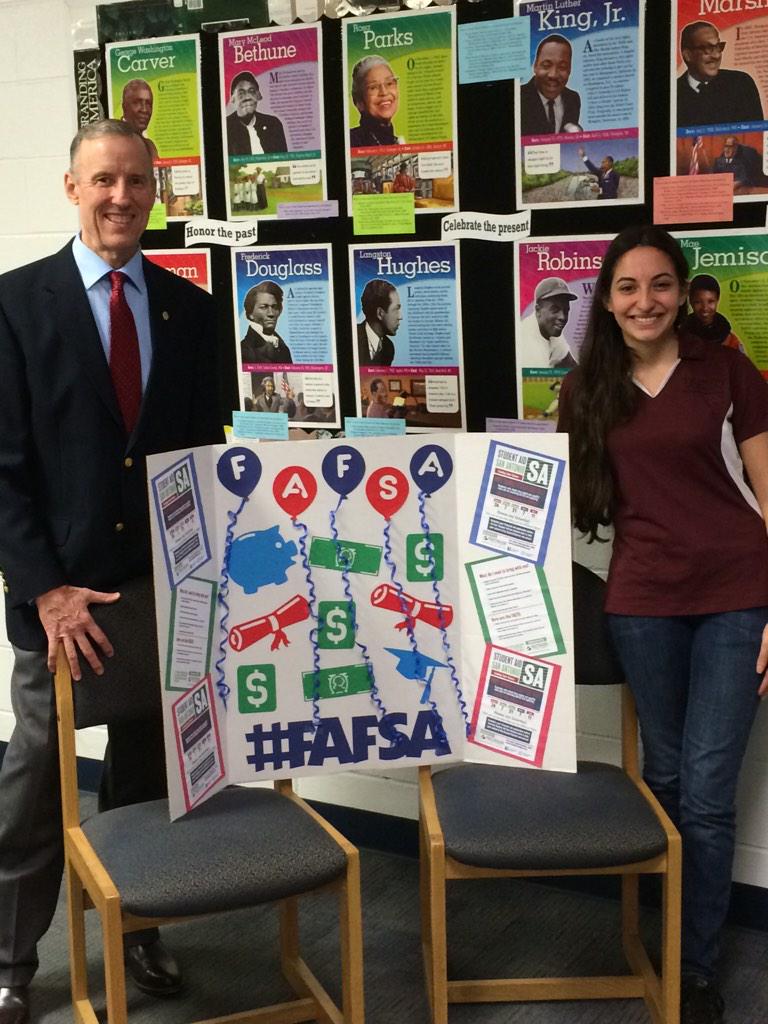 StudentAidSA's tweet image. Thanks @d10gallagher for stopping by our event at #MacArthur and supporting our students! #FundYourFuture