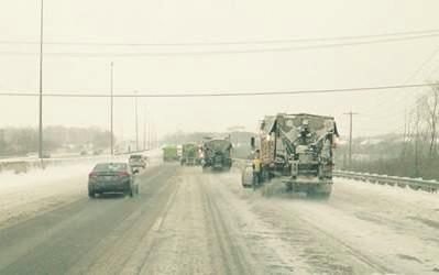 Brooks_Jarosz's tweet image. DIGGING OUT: @ODOT_Columbus plows working in tandem on I-270 to clear the #snow! #OhioWX #Snowmageddon2015 #wsyx6