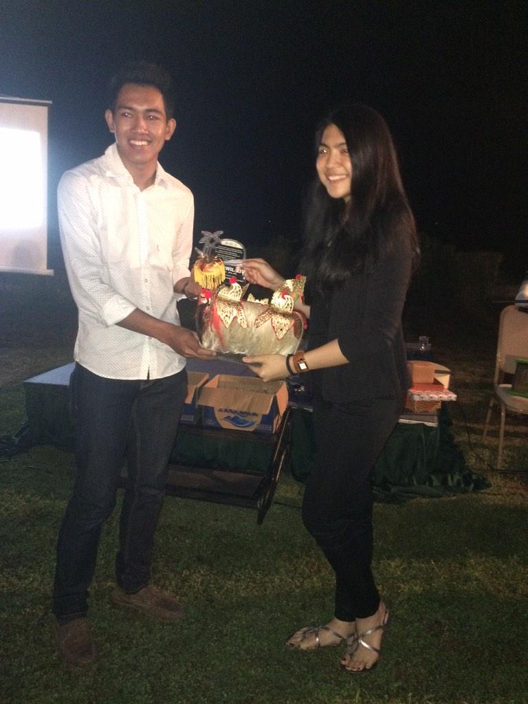 Penukaran Hadiah antara Panitia dan Delegasi Muskerwil 2015