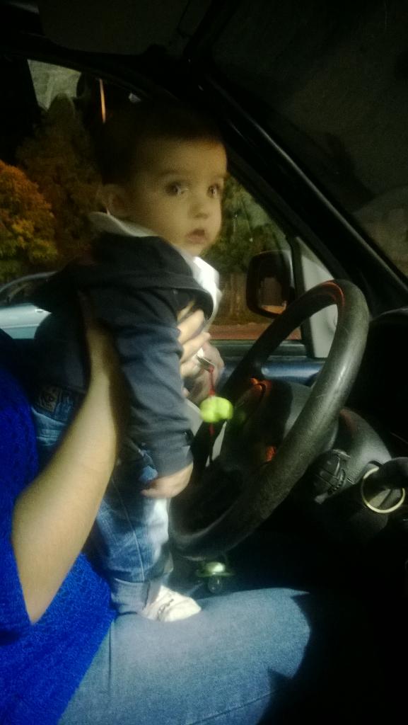 03Vaal's tweet photo. El maneja cn la tía 😜😜 #bonitoooo http://t.co/bFAKY7zqCa
