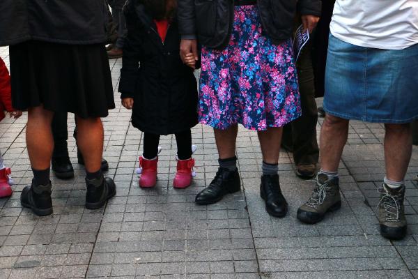 Özgecan için erkeklerden etekli eylem ntv.ac/19QnmkP