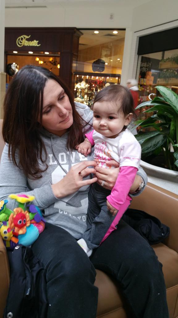 Diamondfly's tweet image. Getting ready for her race #diaperdash #pheasantlanemall