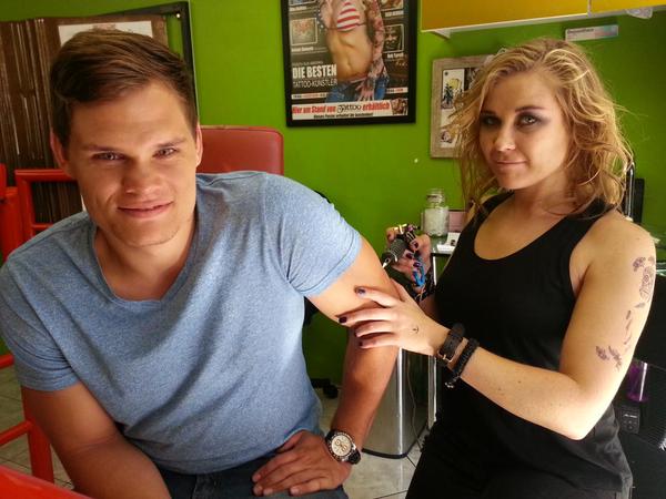 DevonHofmeyr's tweet image. Ek en @ninamarais1 kry ons matching tats!! #shortfilm #crc2015