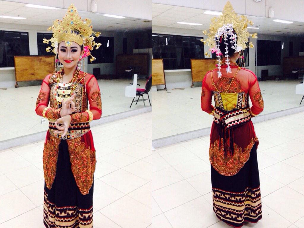 nonadianaa's tweet photo. @alfarabitour #KKL #SeniTari #Unila #FotoSelfie #AlfarabiTour #PerformInUPIBAndung http://t.co/6rYv2rIPXX