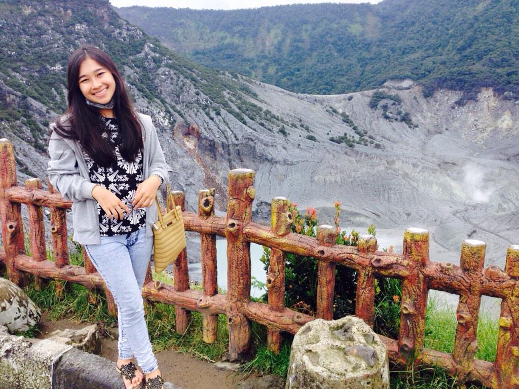 nonadianaa's tweet photo. @alfarabitour #KKL #SeniTari #Unila #FotoSelfie #AlfarabiTour #TangkubanPerahu http://t.co/vjkNJilwSe