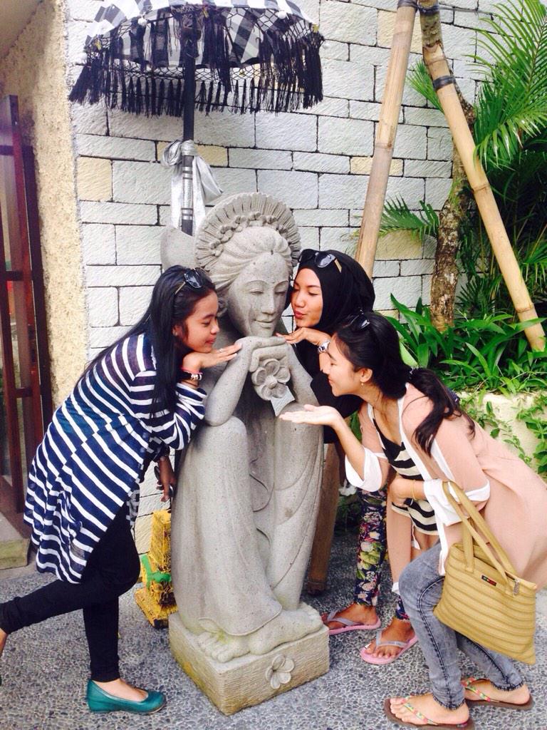 nonadianaa's tweet photo. @alfarabitour @putrisheli @amieSUPADMI #KKL #SeniTari #Unila #FotoSelfie #AlfarabiTour #GWK http://t.co/hRCvd8wWdn