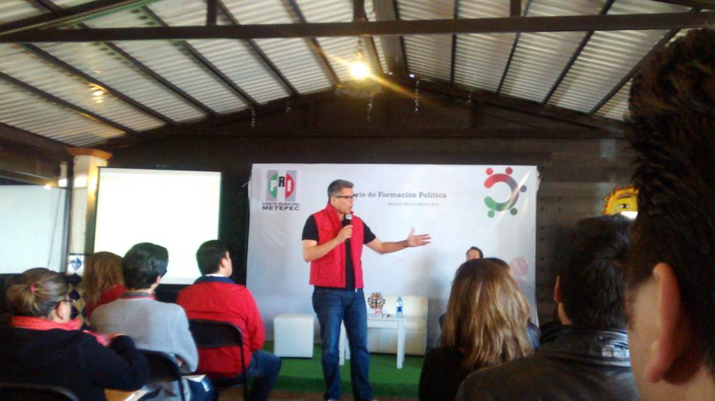 JuJoCarrasco's tweet photo. Cuarta sesión del #SFP2015 habla de liderazgo @CJamesBarousse http://t.co/JgyaUZavn6