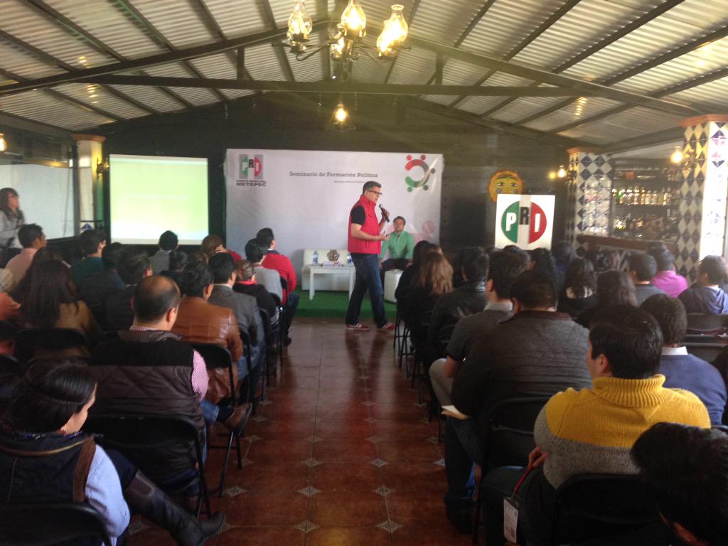 FPMetepec's tweet photo. Damos inicio a la 4ta. Sesión a @CJamesBarousse en #SFP2015 con Jóvenes y Política. http://t.co/uTolJmuPAs
