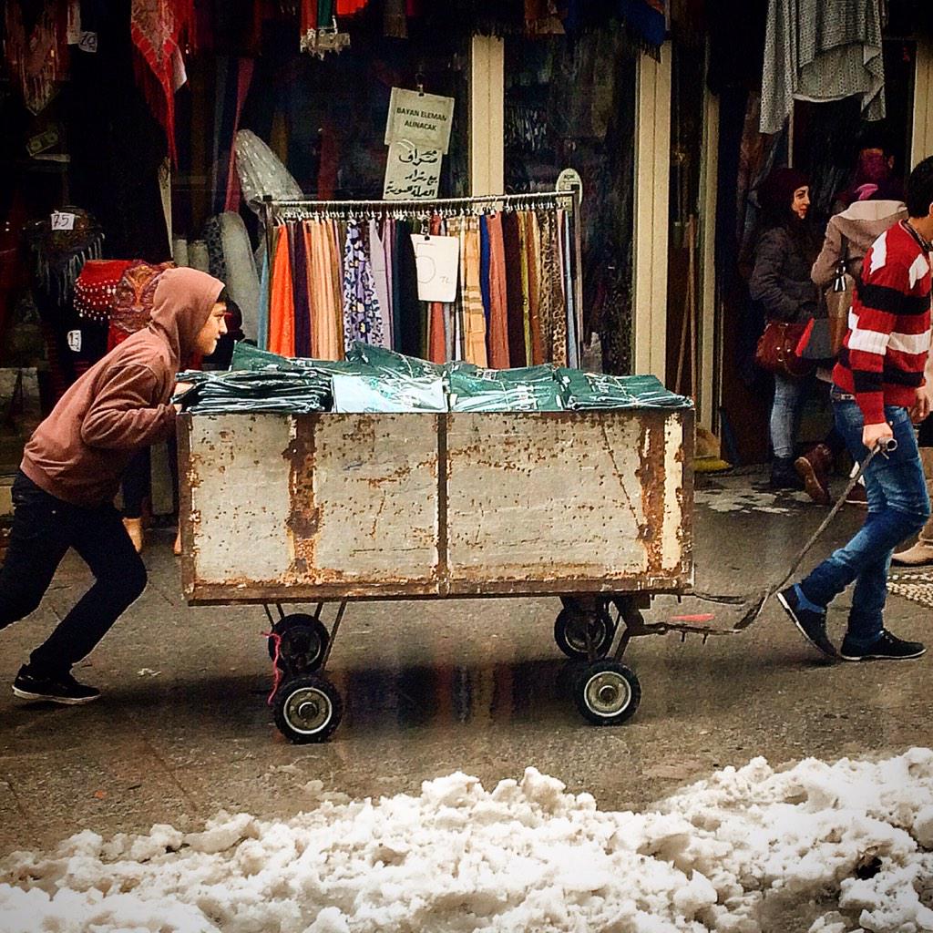JungleCam's tweet photo. Un sábado cualquiera en un lugar cualquiera de Turquía salen cientos de niños a trabajar. Porque no nos gusta esto RT http://t.co/2swYDfhfIn