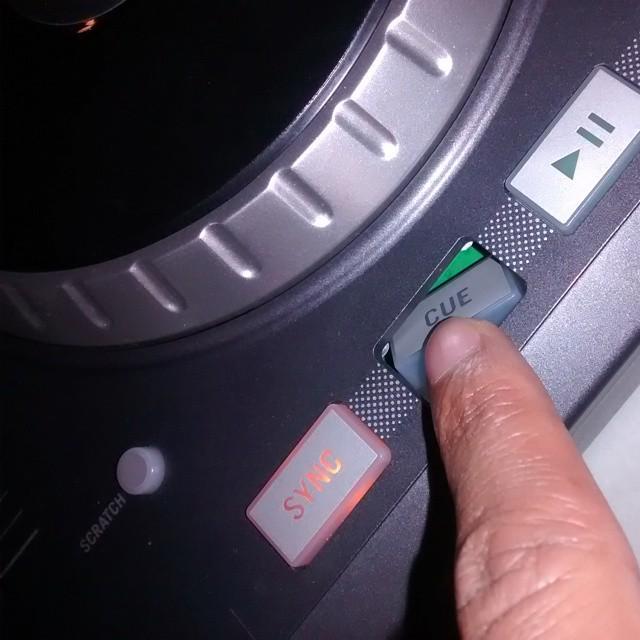 StefanDavisActs's tweet image. When you go out to dj and things break 😠 #screwing #numark #MixTrackPro #DjNightmare