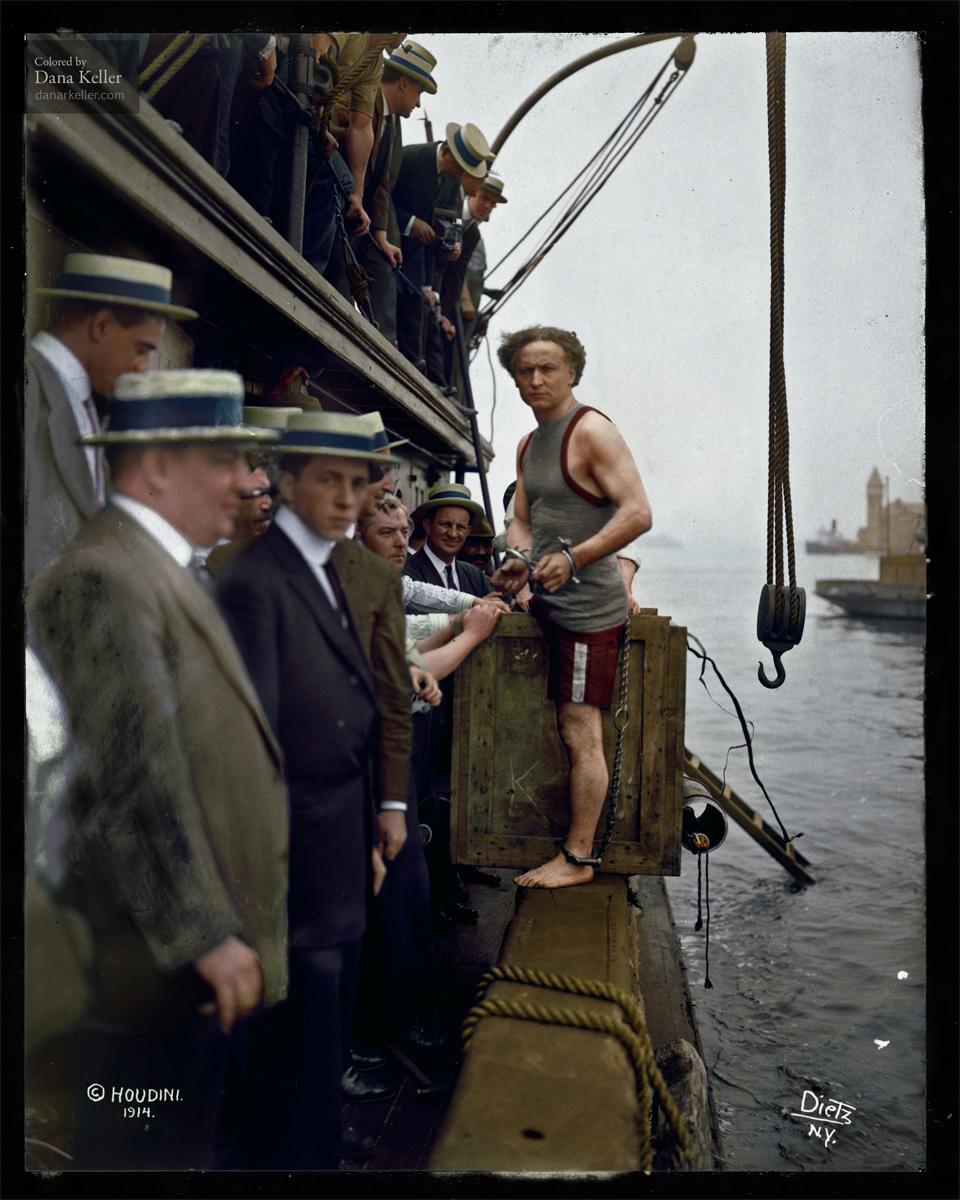 _HistoryInColor's tweet image. Illusionist and stunt performer Harry Houdini at New York Harbor, 1912. #colorized facebook.com/HistoryInColor…