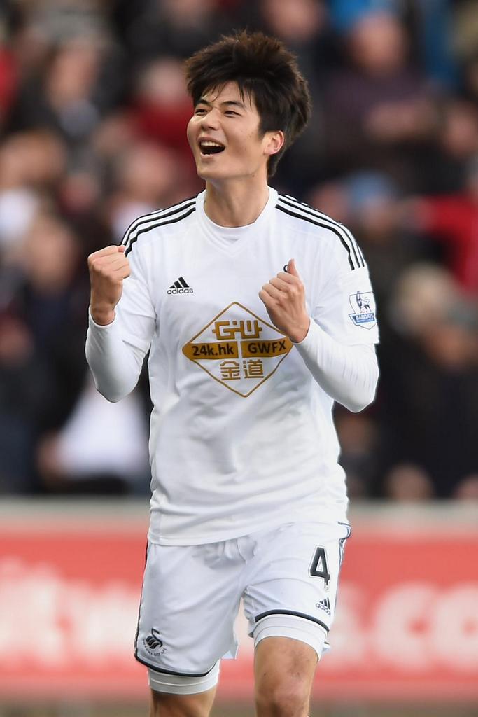 Fantastic win for <a href="/SwansOfficial/">Swansea City AFC</a> against #MUFC! Follow &amp; RT to win a squad signed #Swans shirt