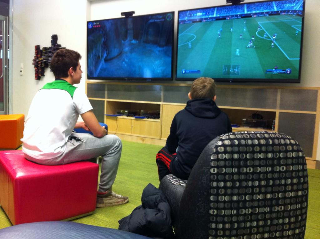BPLBoston's tweet photo. Teens hang out in #Teen Central's media lounge #checkoutBPL http://t.co/4bW1EREZaL