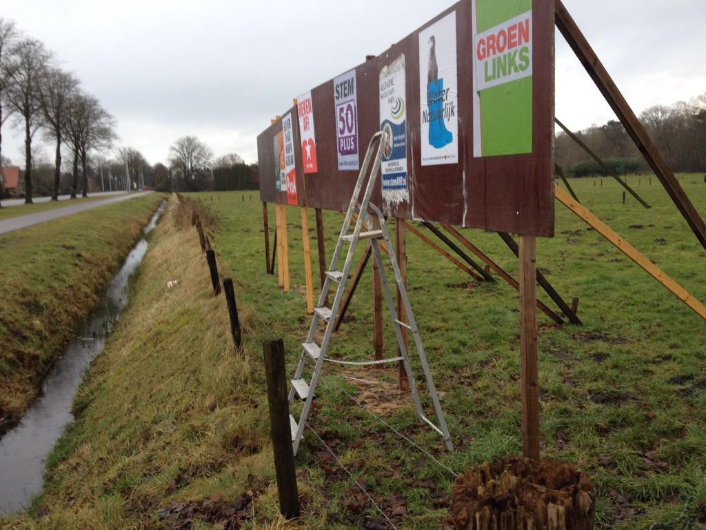 Goedh012's tweet photo. Affiches veilig over sloot en achter prikkeldraad , hindernissenrace voor plakkers. Water? Natuurlijk avontuurlijk ! http://t.co/uCDZvqJZf3