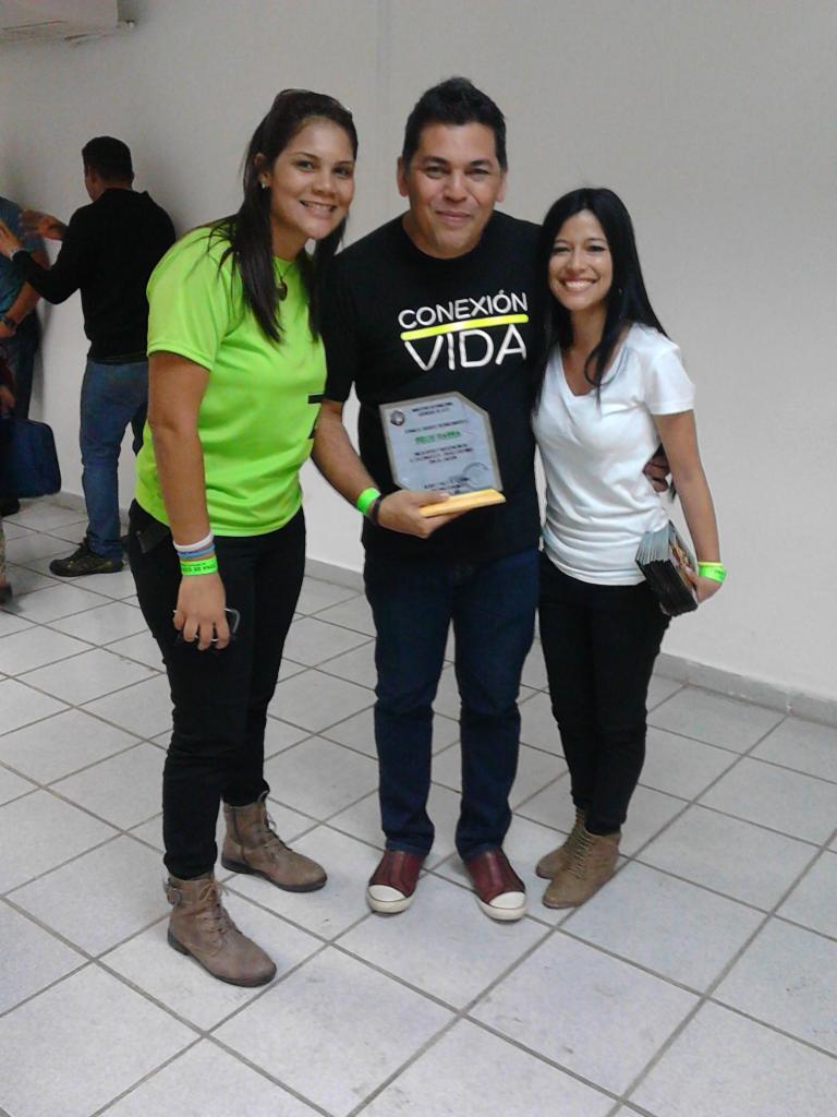 GeneracionXL's tweet photo. con mi amiga, compañera de trabajo, sueños y locuras @MLanza1610  junto al pastor Felix  #somoszonadeconexion http://t.co/VPmhd2JSIq