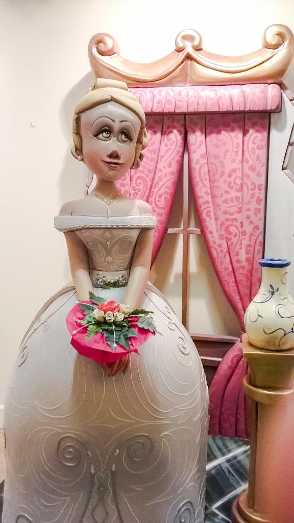 FallaOeste's tweet photo. Ninot Gran #NocesdOr obra de @PALACIOiSERRA per a la #ExpoNinotDénia15. #Falles15 #OesteOnFire http://t.co/ZLhUwuVlwA