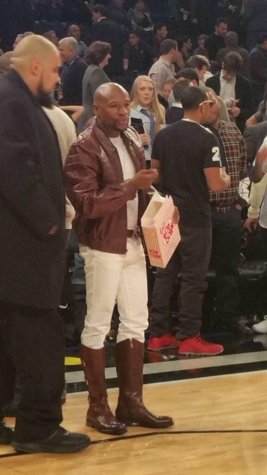 My Mom Has Those Pants”: Floyd Mayweather Gets Trolled for His Fashion  Sense by the Boxing Community - EssentiallySports
