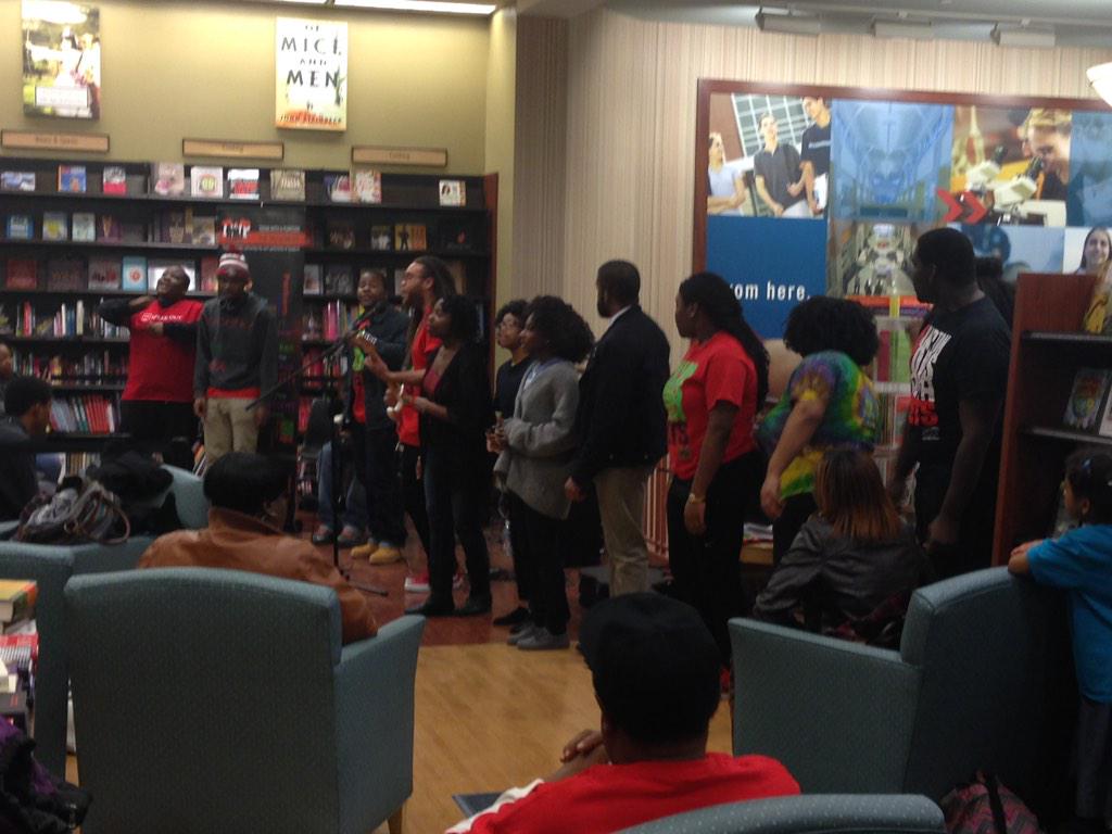 Great event to happen upon!
#teenswithapurpose #hamptonroadsyouthpoets #powertour15