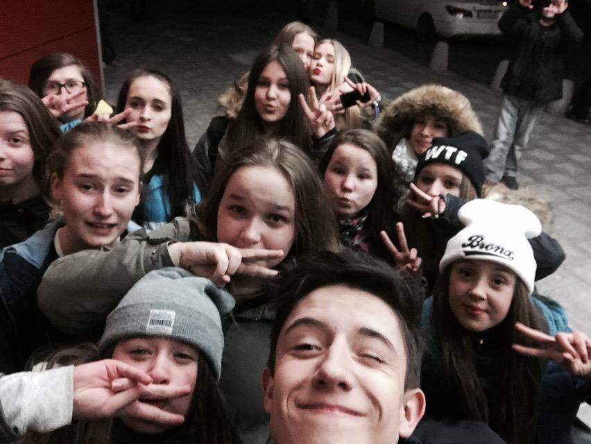 kwiatkowskioff's tweet photo. Dziekuje Rzeszów! A pod hotelem... #glupiwrzos #niemarznijcie http://t.co/EXXhAO4LXI