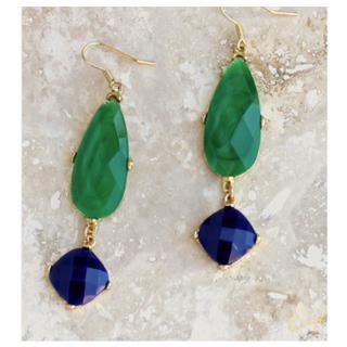 Hand_In_Pocket's tweet image. Emerald green and navy stones make these danglers a gorgeous statement piece! #newathip #2015fashion...