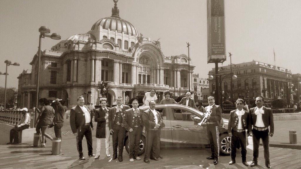 #retomazda2 #vite #zoomzoom #nuevomazda2 #mariachis #bellasartes #vivaméxico  #mazdaunegente #méxico RT PLIS!!