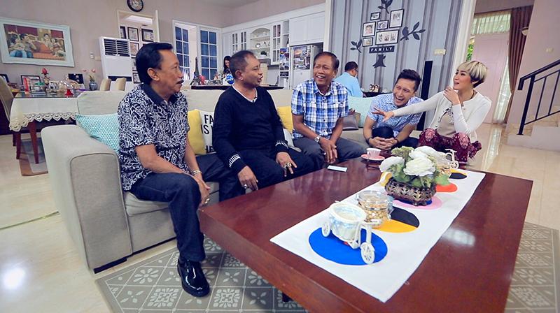 KompasTV's tweet photo. .@TarzanSrimulat @Kadirmubarak &amp; Doyok akan mengobati rasa rindu kamu dgn srimulat! Nonton #RumahUntung 19.00 WIB http://t.co/k0qgWYG1if