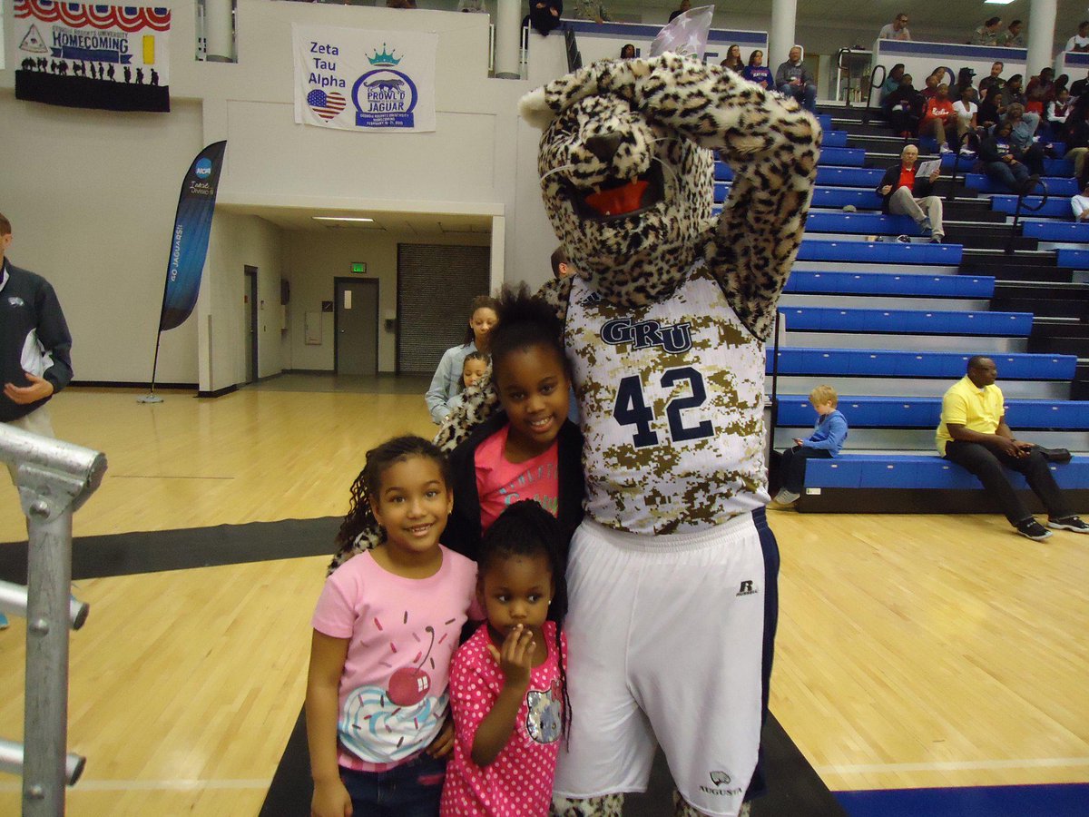 LyzeesHope's tweet photo. Had a blast @GeorgiaRegents Game today, Go Jags! https://t.co/lkPi3SO39f #alumni07 #FamilyDay #military http://t.co/OBxNBpQWmK