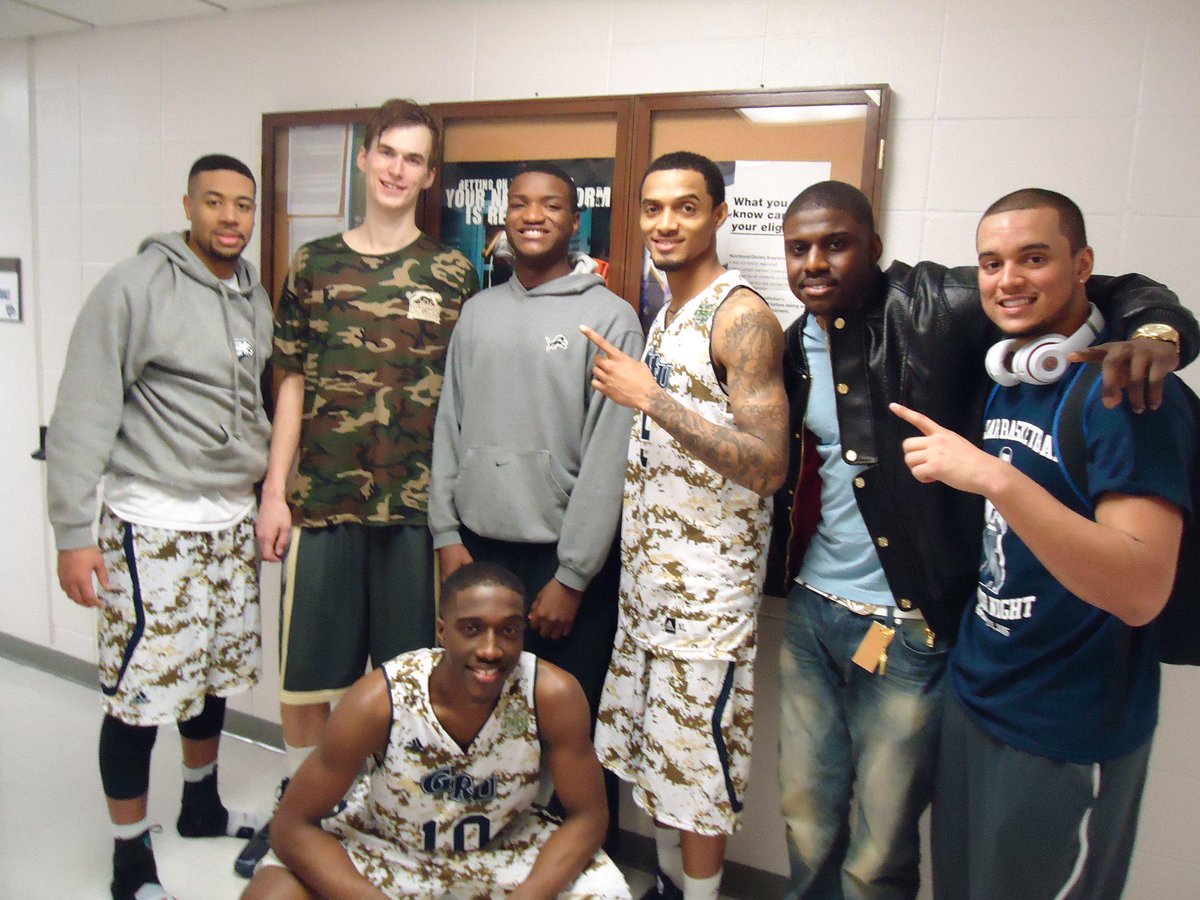 LyzeesHope's tweet photo. Had a blast @GeorgiaRegents Game today, Go Jags! https://t.co/lkPi3SO39f #alumni07 #FamilyDay #military http://t.co/OBxNBpQWmK