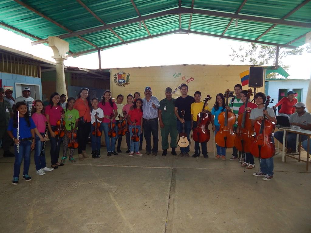 Alcalde Omar Alvarez y Mayor Alvarado con los niños del <a href="/NucleoElSocorro/">Núcleo El Socorro</a> despues del concierto en la jornada