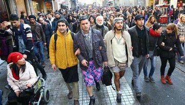 トルコ男性 ミニスカ姿で女性の権利保護訴え Cnn Co Jp