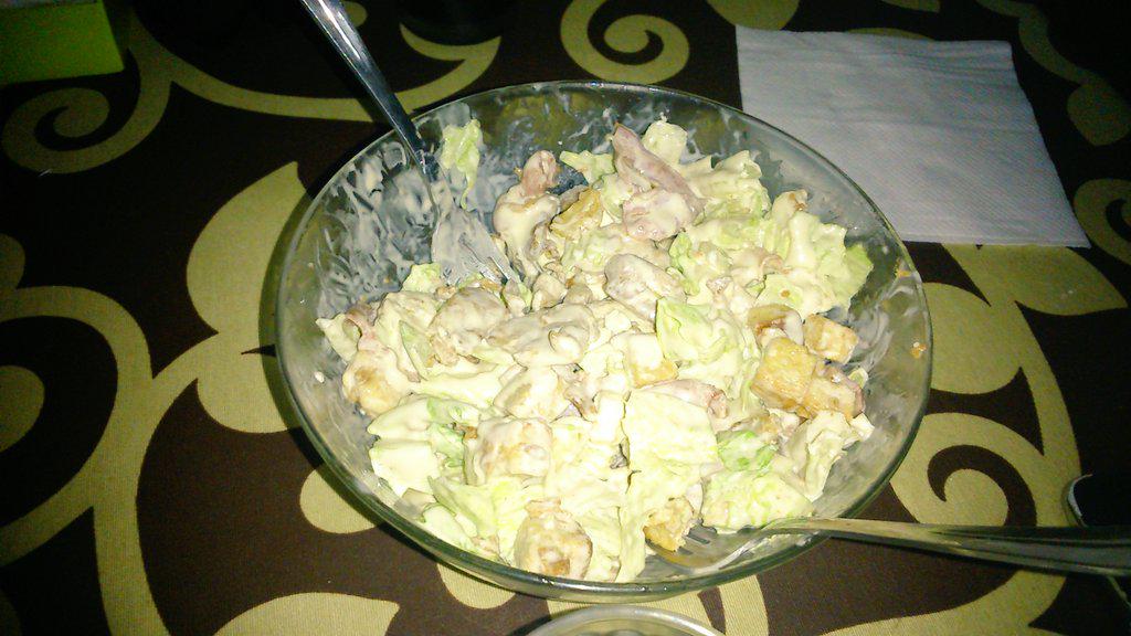 AlejandraRoldn's tweet photo. Riquiñaa ensalada cesar!! @DieggoOlias http://t.co/1Jehht9ufQ