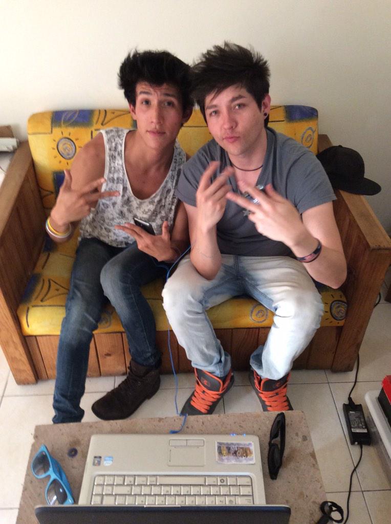 M_Hablando's tweet photo. Estamos acompañando a @N5band en su twitcam #N5Live
http://t.co/0SigXzOP3l
#MusicalmenteHablando http://t.co/WcuBPb9Rhk