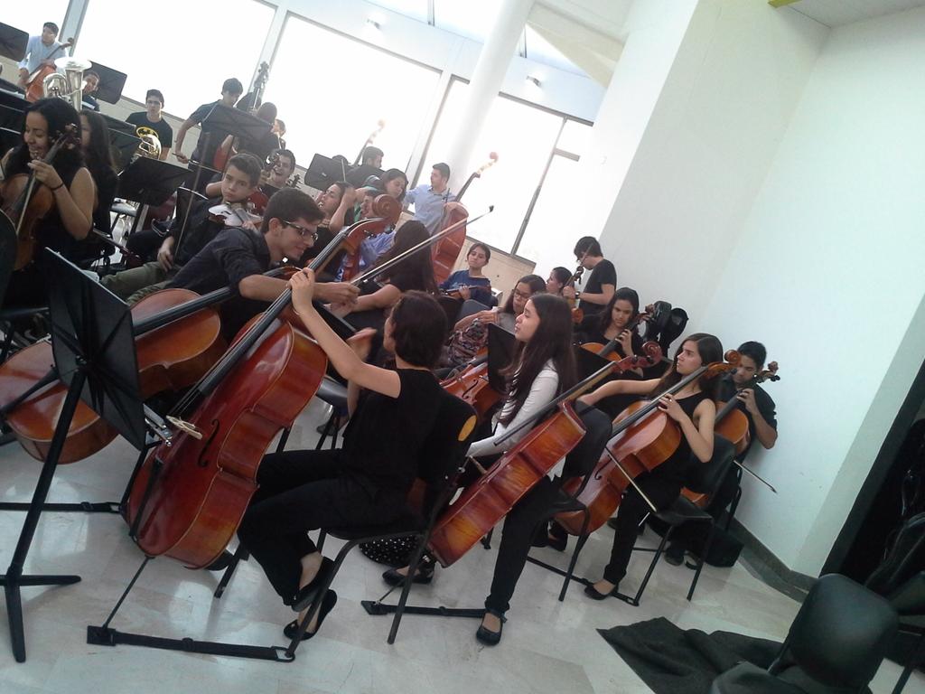 Fila Violoncellos de la orquesta juvenil de Mérida #ElSistemaCumple40 <a href="/elsistema/">El Sistema</a> <a href="/fosjiem/">ORQ. JUVENIL MÉRIDA</a>