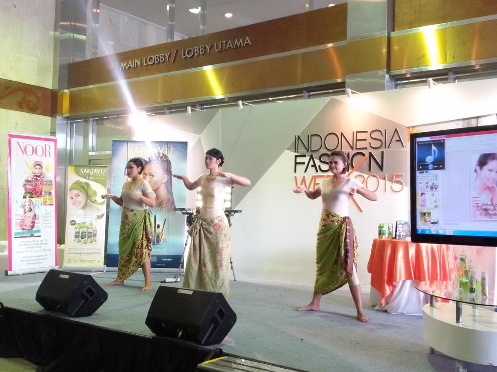 Martha Tilaar Group (@martha_tilaar) on Twitter photo Body treatment demo dengan skin care series dari <a href="/Sariayu_MT/">Sariayu MarthaTilaar</a>, masih di mini stage <a href="/IndonesiaFW/">ID Fashion Week</a> 2015! Body treatment demo dengan skin care series dari <a href="/Sariayu_MT/">Sariayu MarthaTilaar</a>, masih di mini stage <a href="/IndonesiaFW/">ID Fashion Week</a> 2015!