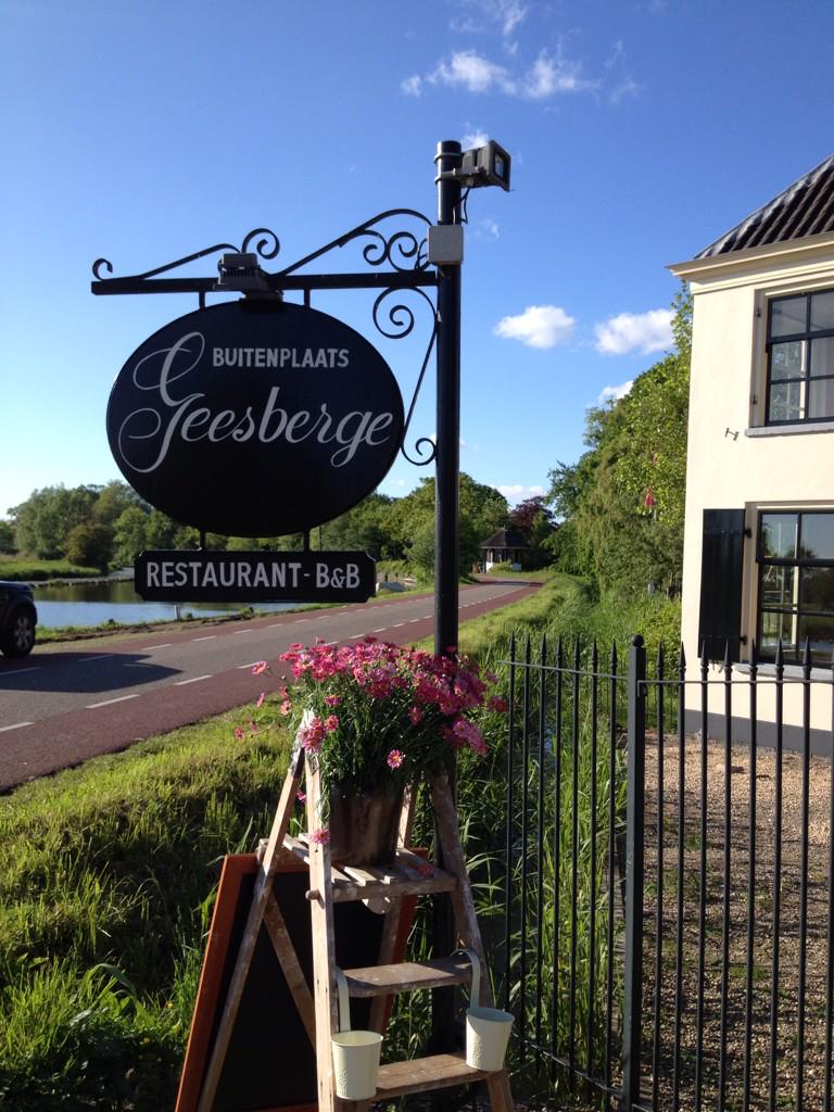 Heerlijk weer om te wandelen of te fietsen langs de Vecht en aansluitend live muziek en bitterballen bij Geesberge