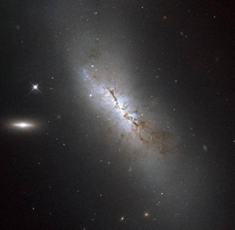 Space__pics's tweet photo. Hubble s a Dusty Galaxy, Home to an Exploding Star http://t.co/jAnQXomJRx