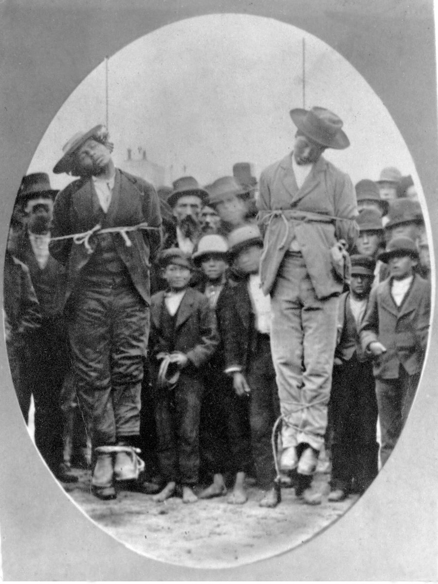 el_pais's tweet photo. "La mueca dormida de los cuellos rotos" http://t.co/HIkfeqGQlK La historia de los mexicanos linchados en EEUU http://t.co/rarelpXi8P