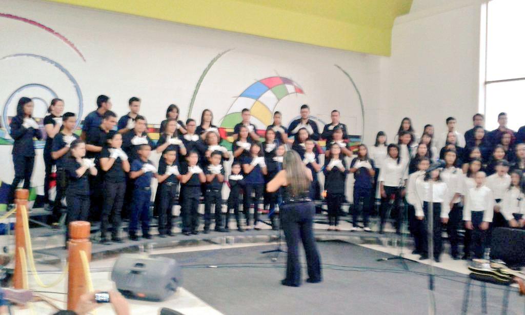 Presentación del <a href="/CoroSinfonicoJM/">CoroSinfonicoJM</a> en el cierre de la #FiestadelMillon #Merida #elsistemacumple40 <a href="/fosjiem/">ORQ. JUVENIL MÉRIDA</a> <a href="/elsistema/">El Sistema</a>