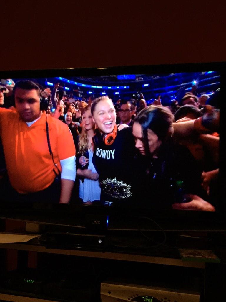 lindseykate10's tweet photo. WELL THEN #RowdyRondaRousey #rouseyVSzingano #beautifulwin http://t.co/rMD5Y59sTM
