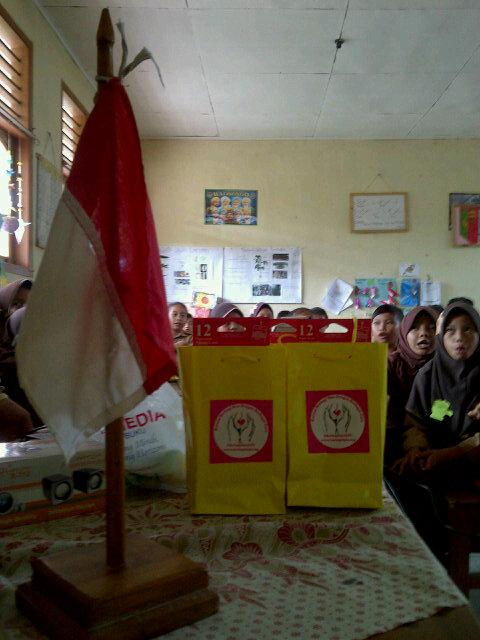 Di akhir kegiatan ada 55 paket alat tulis dari <a href="/BerbagicintaLpg/">Berbagi Cinta</a> dibagikan ke kelas 4 &amp; 5 SDN 1 Perumnas Way Kandis :)