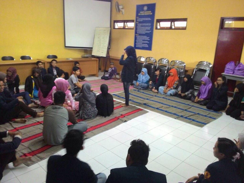 P17LEMUKUTAN's tweet photo. Lagi ngegame ni @irma_asyatun yang mimpin yuhuuu! #pengmas @INSPIRATION_FEB @pion_singkarak @pioneer32 http://t.co/flUIEP3EJo