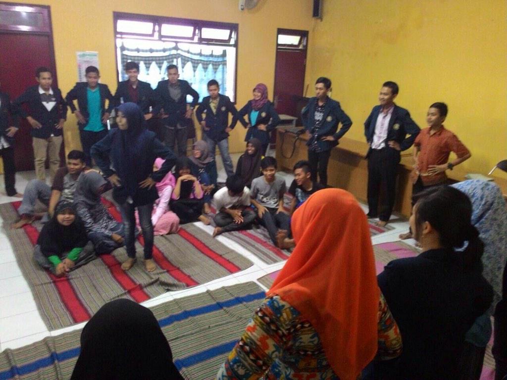 P17LEMUKUTAN's tweet photo. Lagi ngegame ni @irma_asyatun yang mimpin yuhuuu! #pengmas @INSPIRATION_FEB @pion_singkarak @pioneer32 http://t.co/flUIEP3EJo