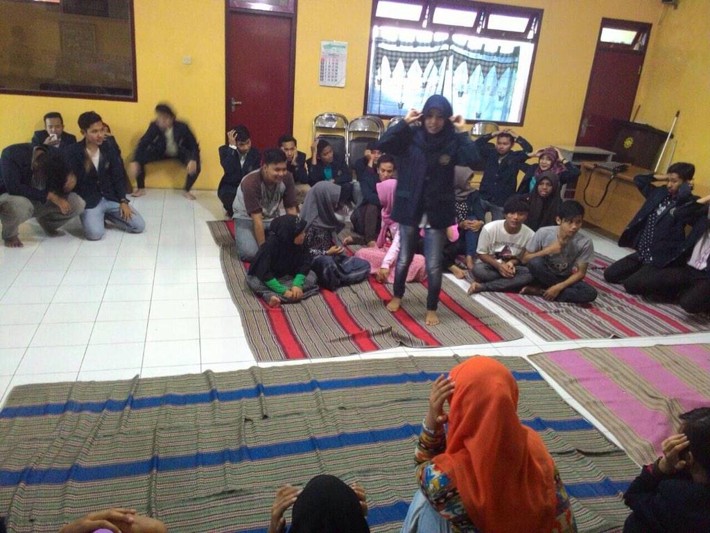 P17LEMUKUTAN's tweet photo. Lagi ngegame ni @irma_asyatun yang mimpin yuhuuu! #pengmas @INSPIRATION_FEB @pion_singkarak @pioneer32 http://t.co/flUIEP3EJo