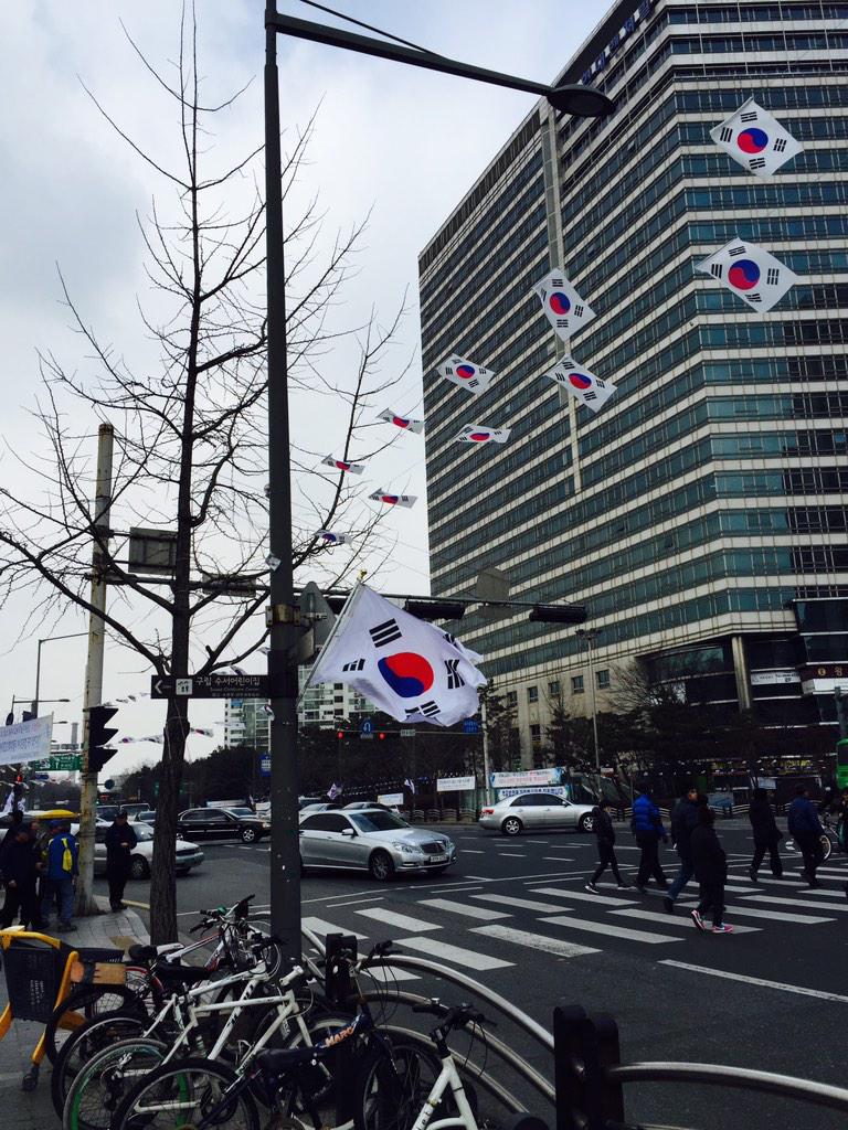 somuri81's tweet photo. 지나가는 길목에 펄럭이는 태극기가 눈에 들어오네요.역사를 잊은 민족에게 미래는 없다. 우중충한 날씨지만 힘있게 펄럭이는 태극기를 보며 3.1절의 의미를 되새겨 봅니다.#성남시 http://t.co/4co0Uudg3y
